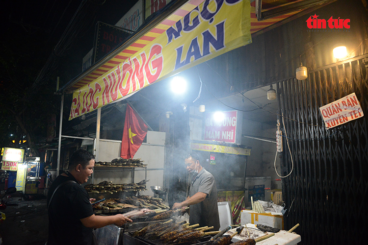 TP Hồ Chí Minh: Phố cá lóc thâu đêm đỏ lửa phục vụ ngày vía Thần Tài- Ảnh 6.