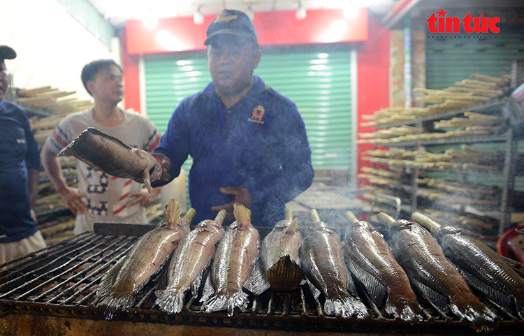 TP Hồ Chí Minh: Phố cá lóc thâu đêm đỏ lửa phục vụ ngày vía Thần Tài- Ảnh 5.