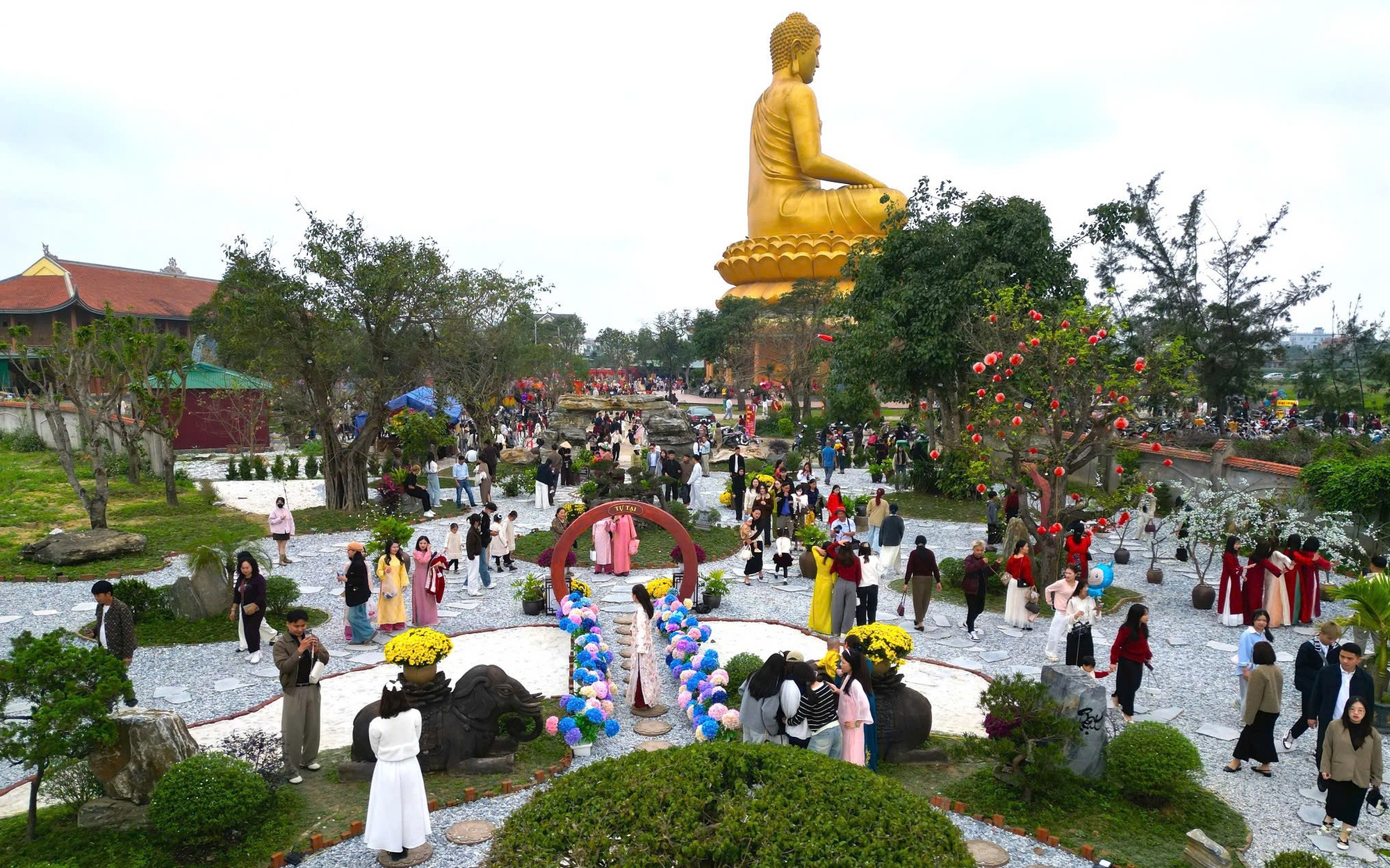 Những màn so tài kịch tính ở hội vật có từ thời vua Mai- Ảnh 15. Những màn so tài kịch tính ở hội vật có từ thời vua Mai- Ảnh 15.