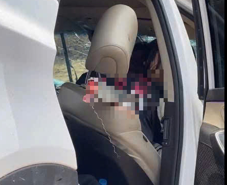 Ô tô lao vào rào tôn công trường trên cao tốc Nội Bài – Lào Cai, một người bị thanh sắt đâm thủng ngực- Ảnh 1.