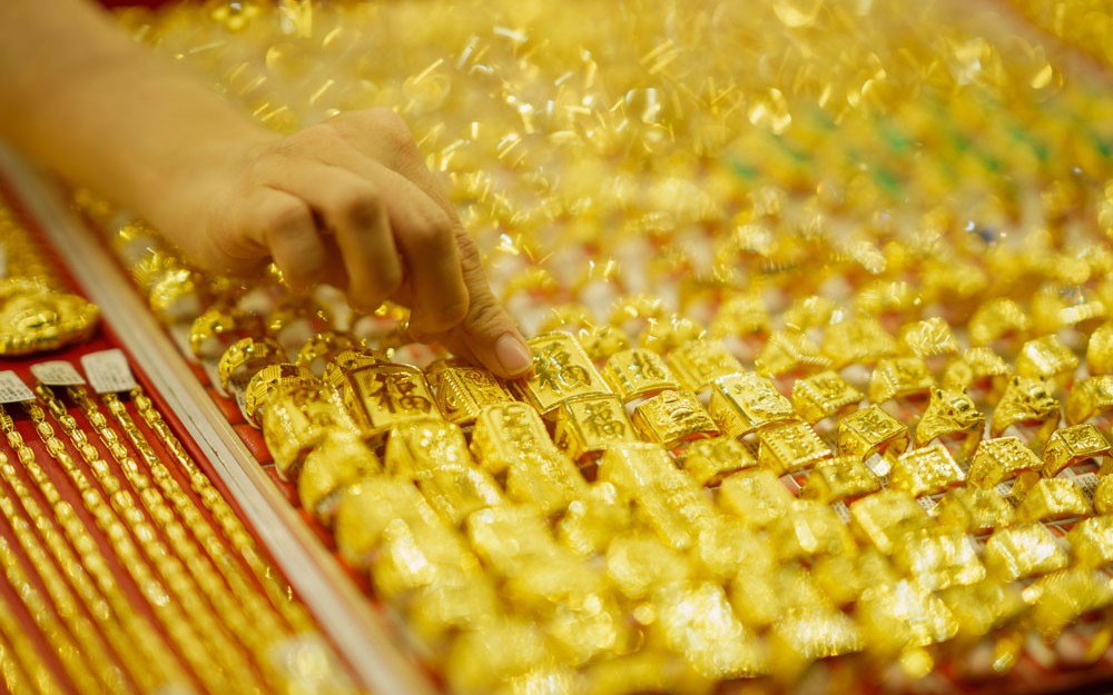 Chốt giá vàng hôm nay ngày 26/2 giảm rất mạnh trong vía Thần Tài