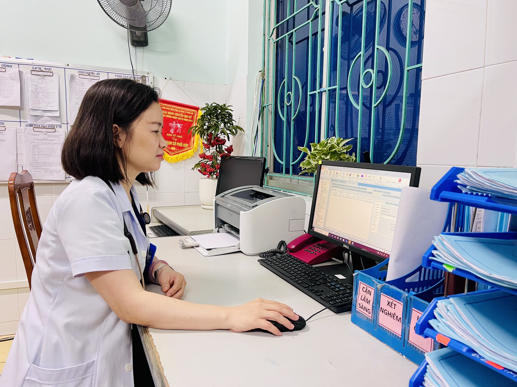 Nữ bác sĩ 20 năm viết tiếp hành trình còn dang dở của người ba - Ảnh 1.