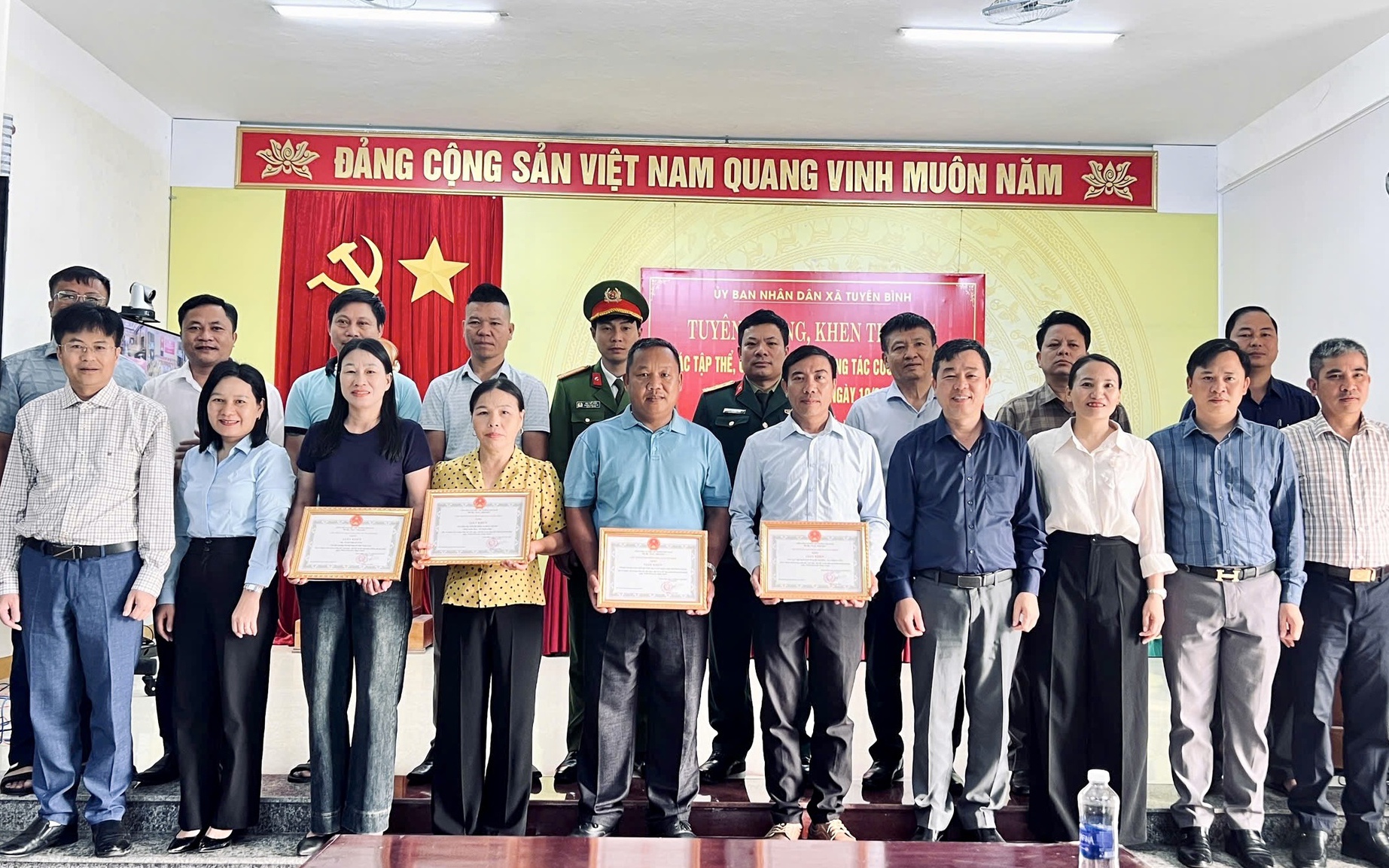 Cán bộ công an lao xuống hồ nước sâu cứu cháu bé 2 tuổi- Ảnh 2. Cán bộ công an lao xuống hồ nước sâu cứu cháu bé 2 tuổi- Ảnh 2.