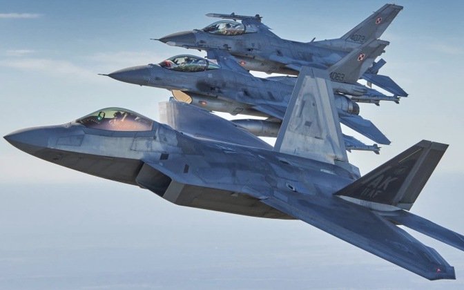 Tiêm kích tàng hình F-22 Raptor '2.0' lộ diện?- Ảnh 2. Lần đầu tiên trong lịch sử Mỹ điều loạt tiêm kích "chim săn mồi" thế hệ 5 F-22 Raptor đến Israel