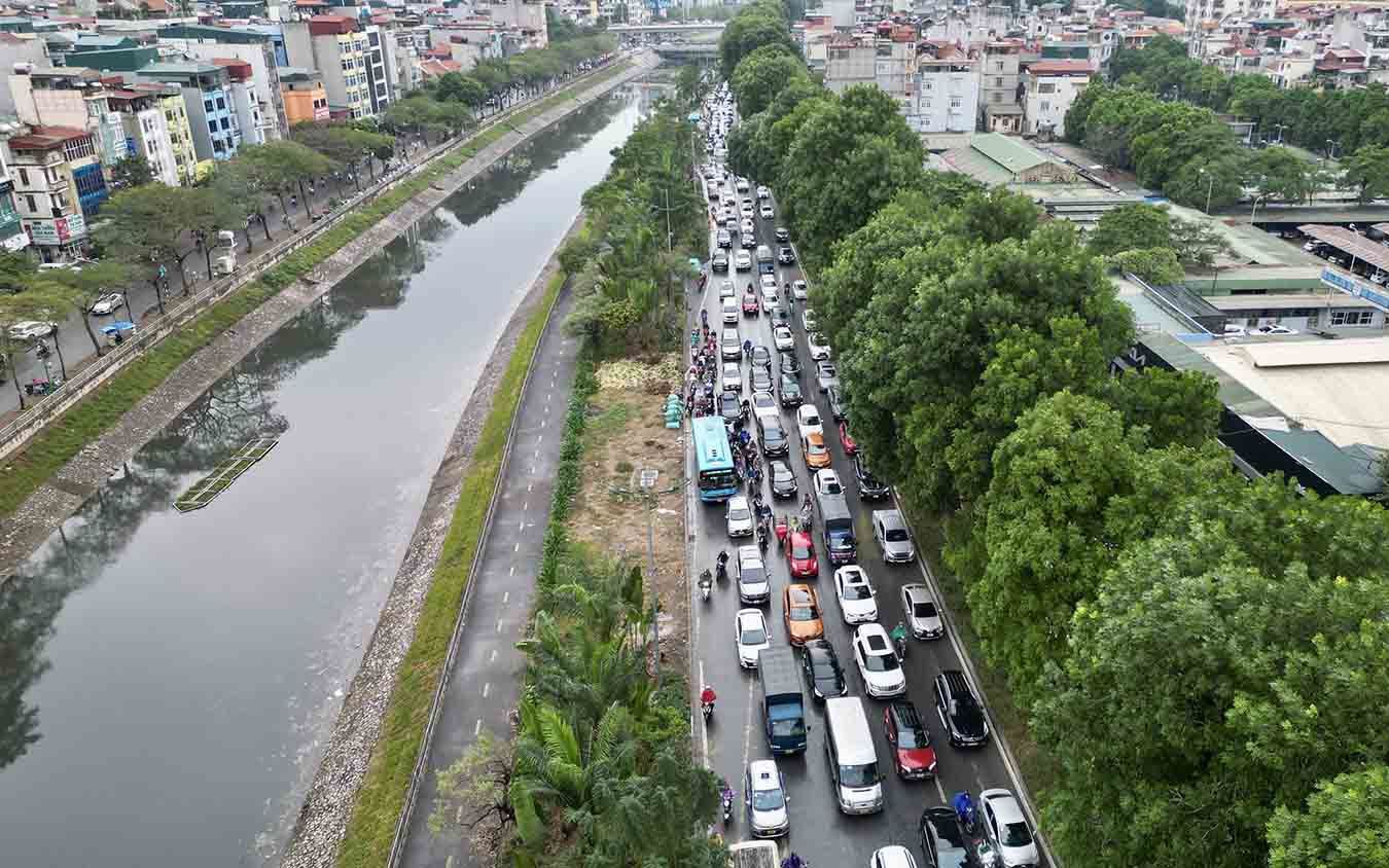 Nhiều người bỏ xe riêng, chọn tàu điện, xe buýt để di chuyển- Ảnh 5.