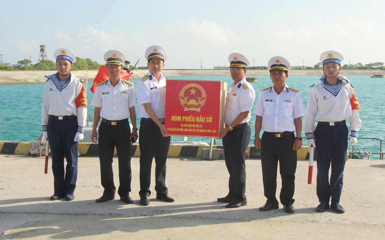 Nhiều cử tri nơi đầu sóng hào hứng đi bầu cử sớm- Ảnh 4. Đặc khu Trường Sa sẵn sàng cho công tác bầu cử