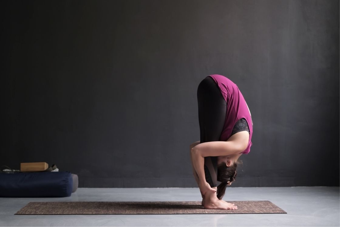 5 tư thế yoga giúp làm sáng da xỉn màu- Ảnh 1.