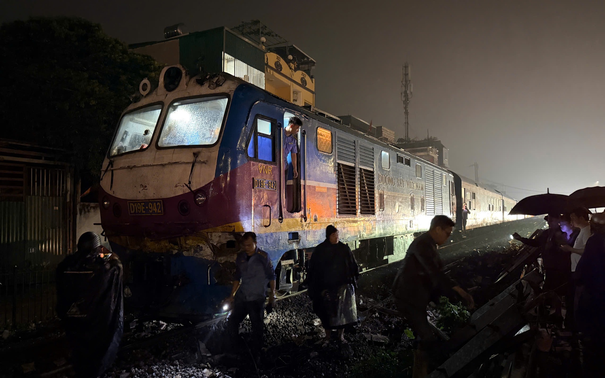 Ô tô va chạm xe chở rác trên đường Võ Nguyên Giáp, 1 người bị thương- Ảnh 1.