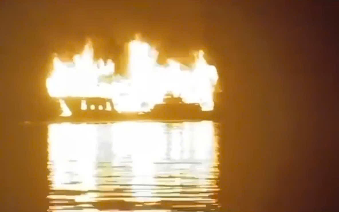 Cháy tàu du lịch trên Vịnh Hạ Long, toàn bộ du khách an toàn