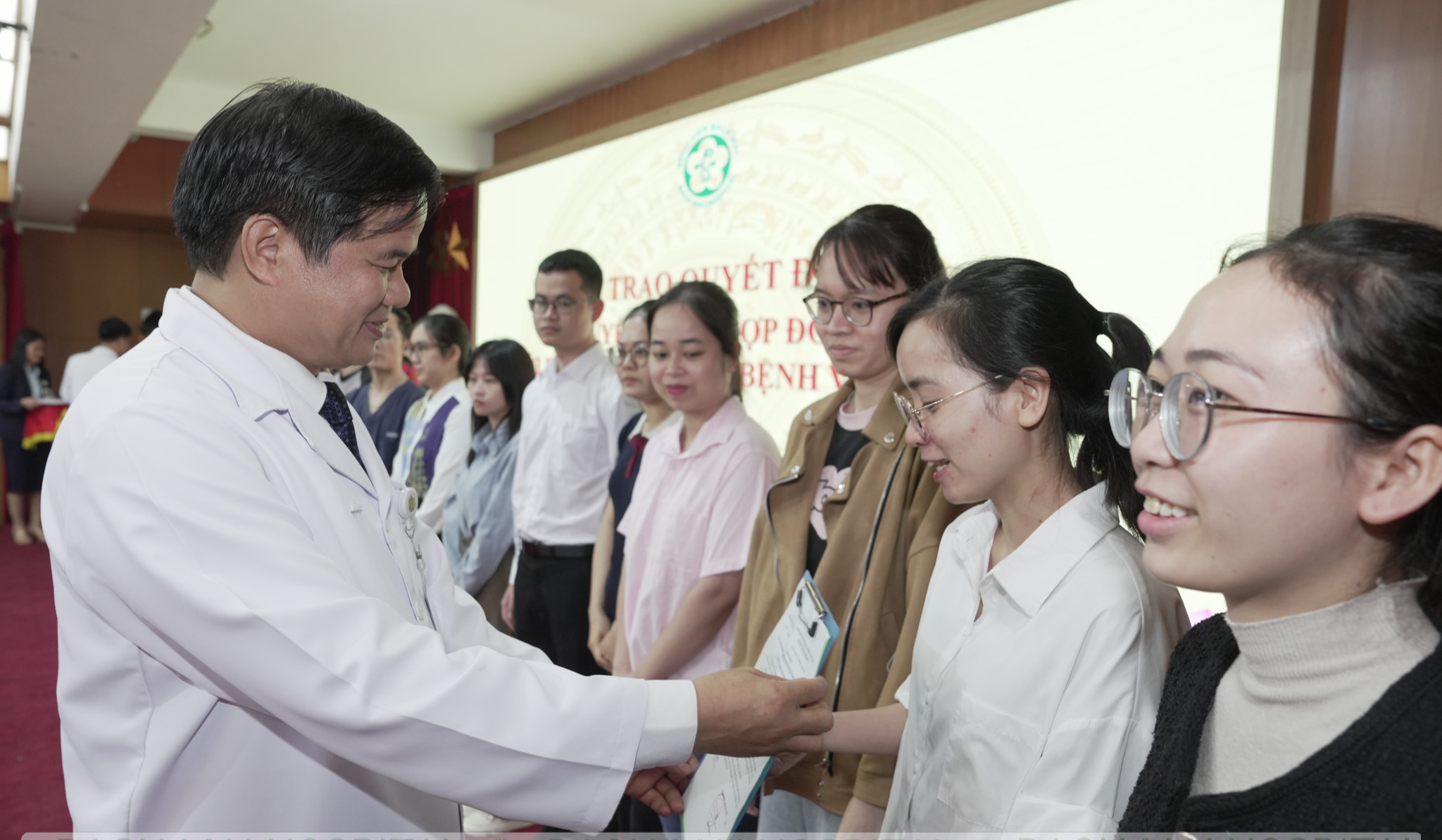 PGS.TS Đào Xuân Cơ: 'Bạch Mai không hứa hẹn sự nhàn nhã nhưng trao cơ hội để bác sĩ nội trú trưởng thành nhanh, ý nghĩa'
- Ảnh 1.