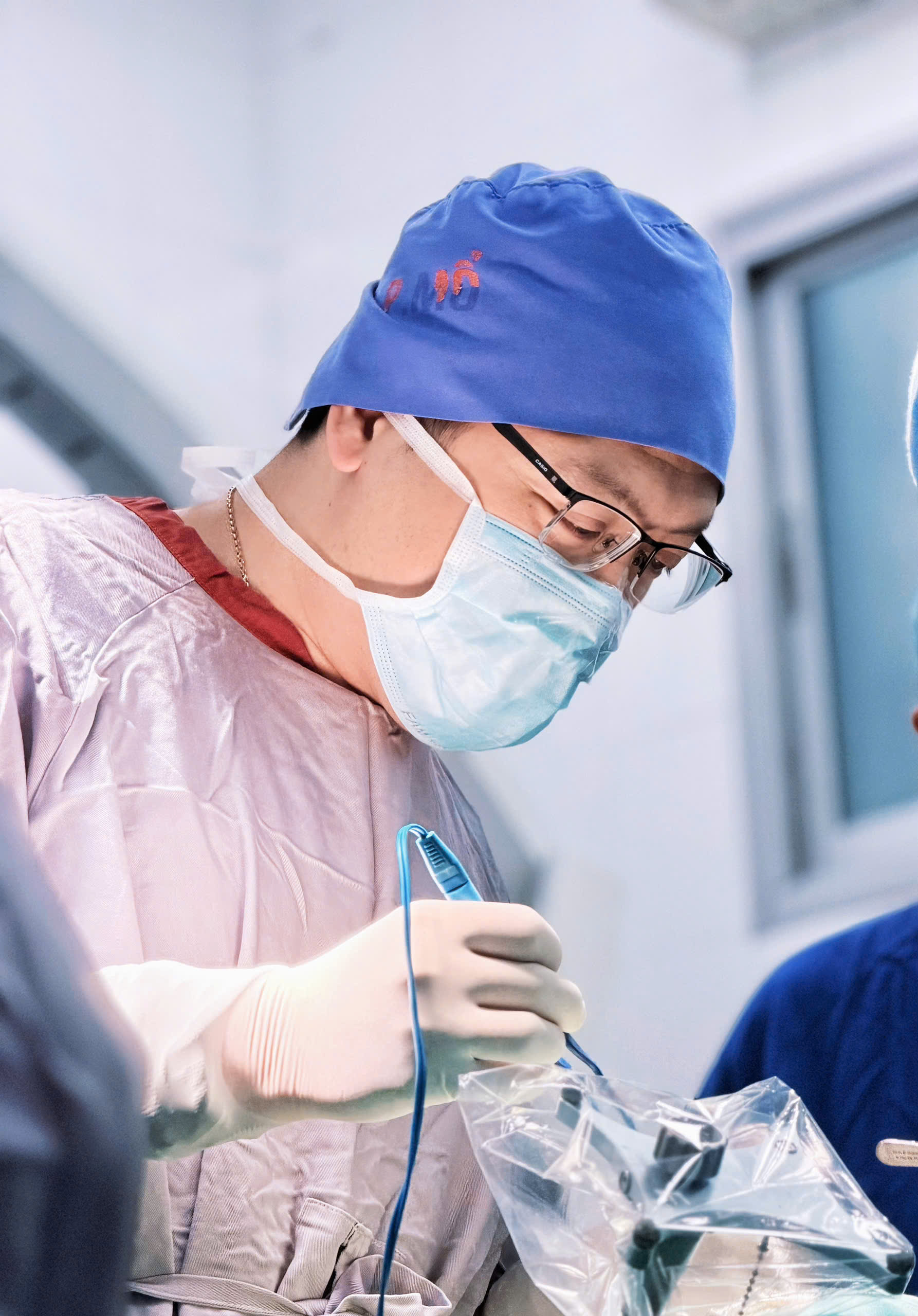 Hy hữu: Người bệnh nguy kịch do tự đâm kéo xuyên vùng đầu- Ảnh 2. Hy hữu: Người bệnh nguy kịch do tự đâm kéo xuyên vùng đầu- Ảnh 2.