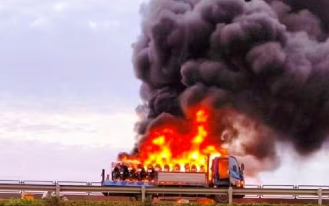 Xe đầu kéo bốc cháy khi đang lưu thông, CSGT và người dân đuổi theo dập lửa- Ảnh 3. Ô tô tải chở xe máy bất ngờ bốc cháy dữ dội trên cao tốc Bắc - Nam