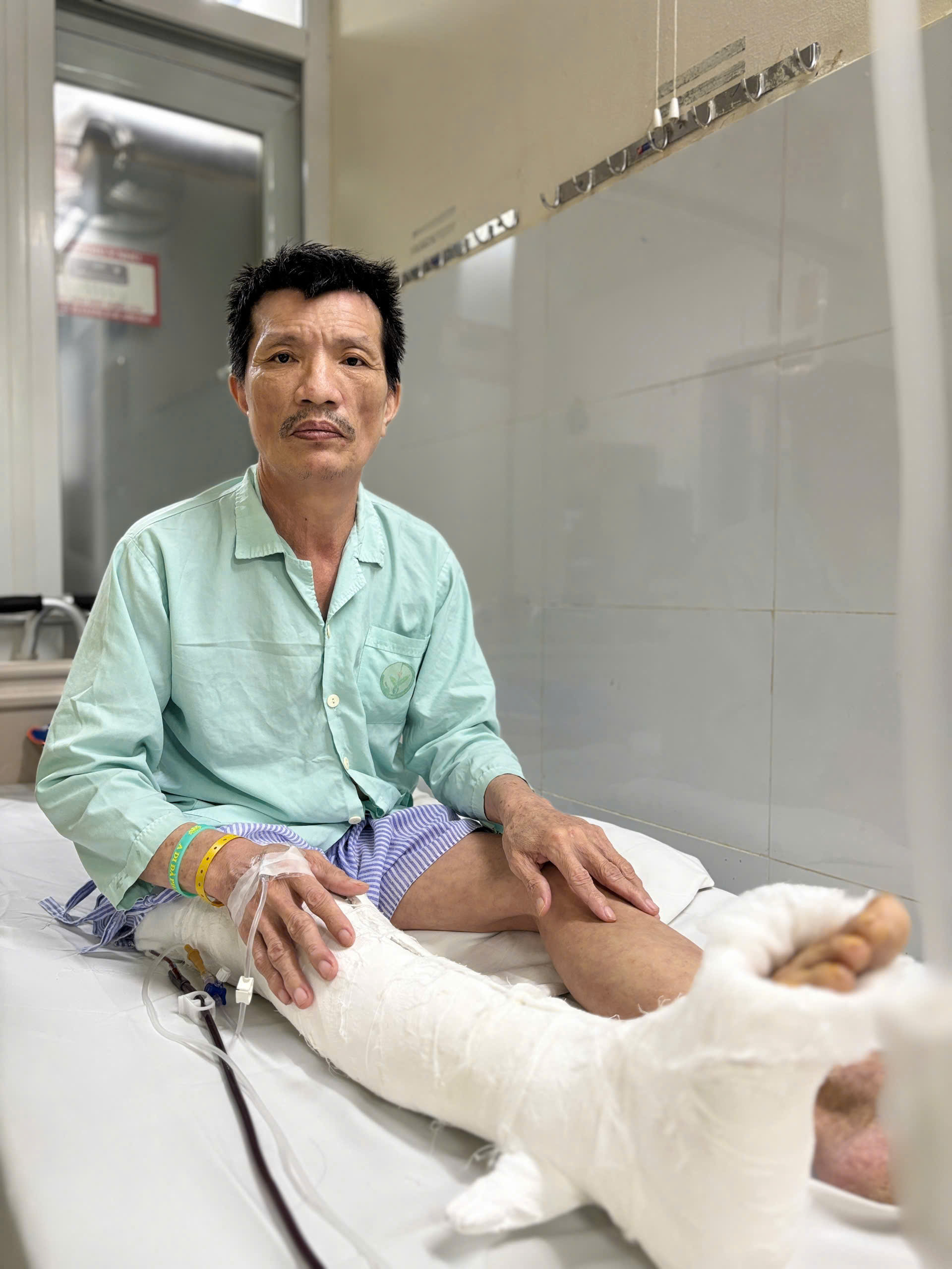 Xót thương gia cảnh người đàn ông 5 lần phẫu thuật khớp háng, gia đình kiệt quệ vì bệnh tật- Ảnh 1.