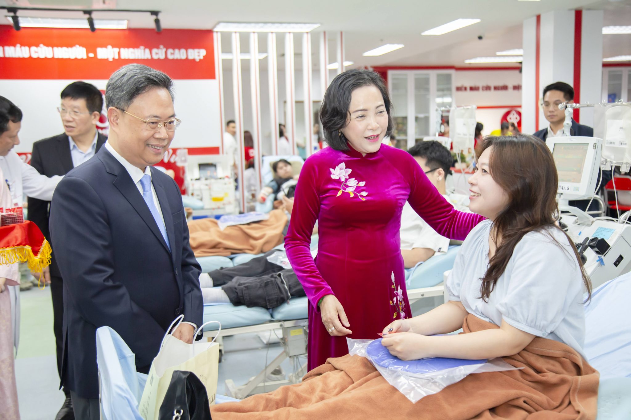 Phó Chủ tịch Quốc hội thăm, chúc mừng Viện Huyết học - Truyền máu Trung ương và Bệnh viện E- Ảnh 5. Phó Chủ tịch Quốc hội thăm, chúc mừng Viện Huyết học - Truyền máu Trung ương và Bệnh viện E- Ảnh 5.