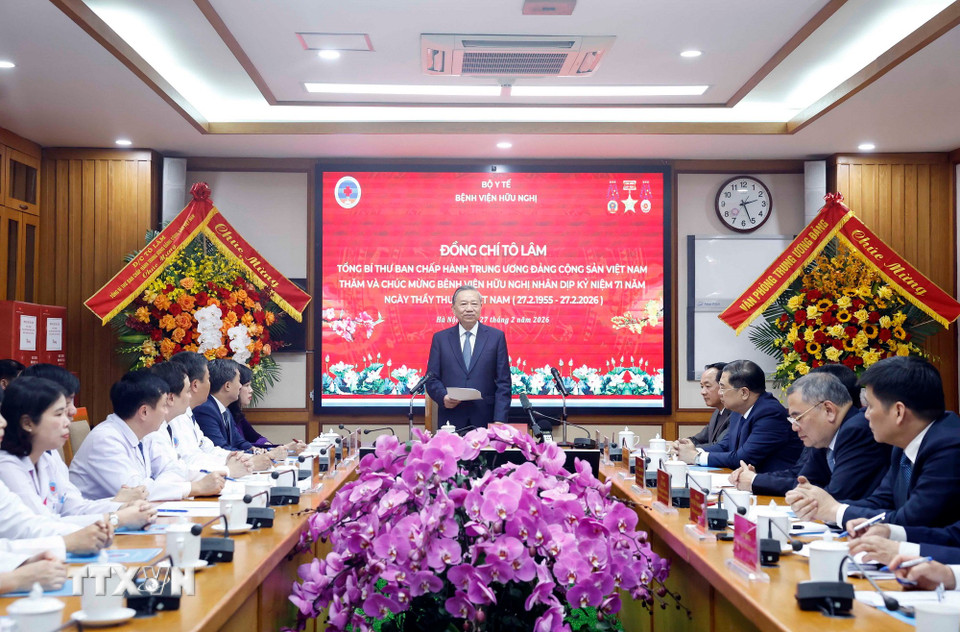 ẢNH: Tổng Bí thư thăm, chúc mừng cán bộ, bác sĩ, nhân viên y tế Bệnh viện Hữu Nghị- Ảnh 3.