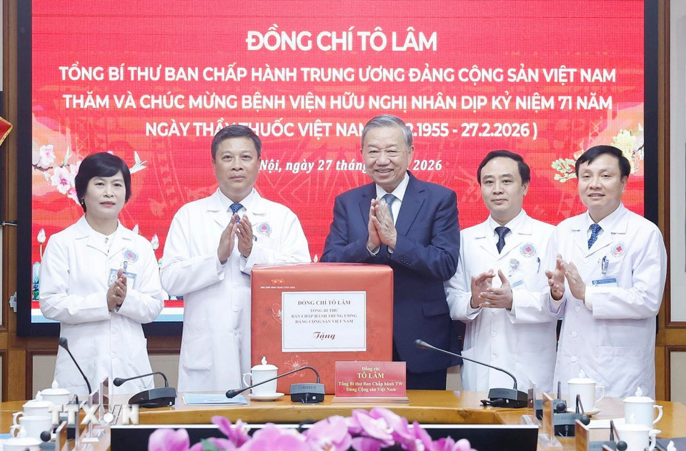 ẢNH: Tổng Bí thư thăm, chúc mừng cán bộ, bác sĩ, nhân viên y tế Bệnh viện Hữu Nghị- Ảnh 5.