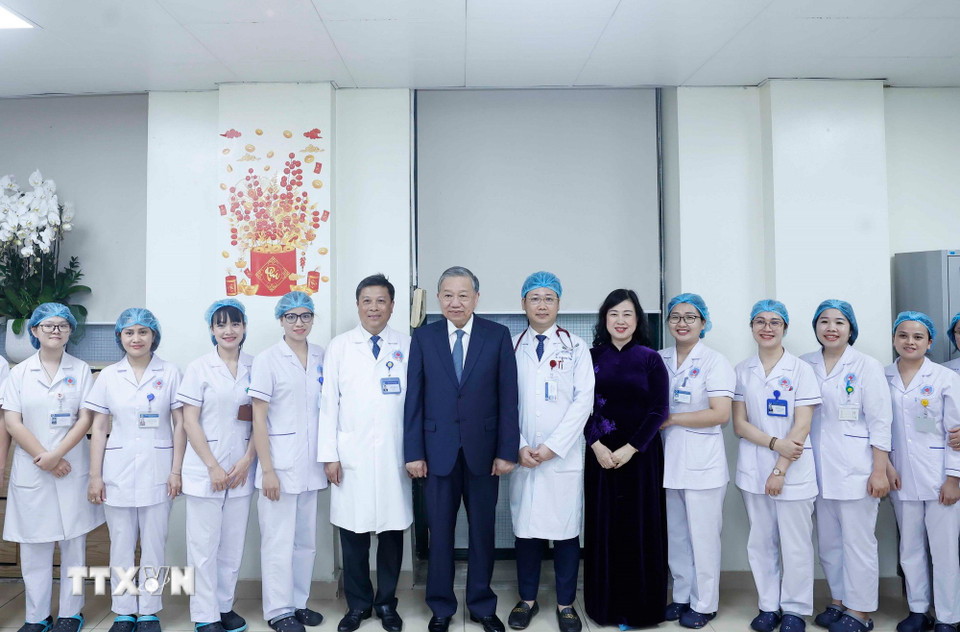 ẢNH: Tổng Bí thư thăm, chúc mừng cán bộ, bác sĩ, nhân viên y tế Bệnh viện Hữu Nghị- Ảnh 6.
