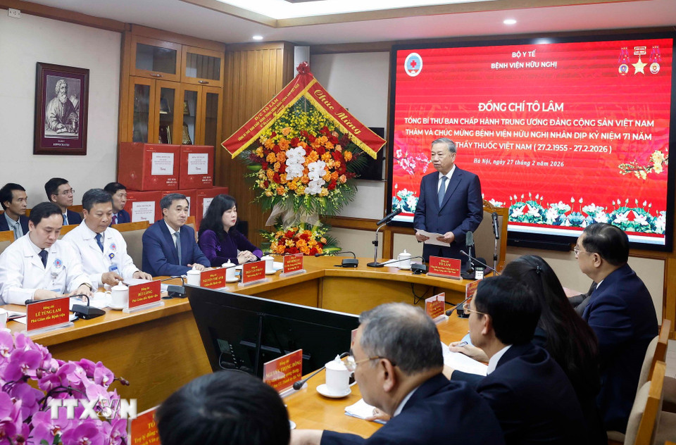 ẢNH: Tổng Bí thư thăm, chúc mừng cán bộ, bác sĩ, nhân viên y tế Bệnh viện Hữu Nghị- Ảnh 4.