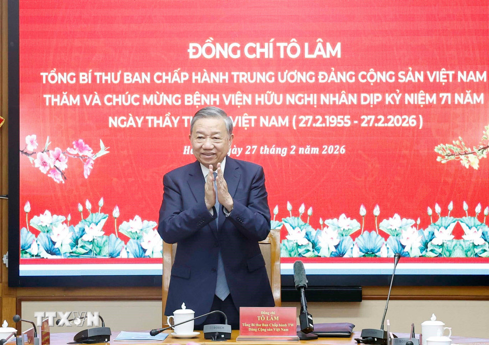 ẢNH: Tổng Bí thư thăm, chúc mừng cán bộ, bác sĩ, nhân viên y tế Bệnh viện Hữu Nghị- Ảnh 2.