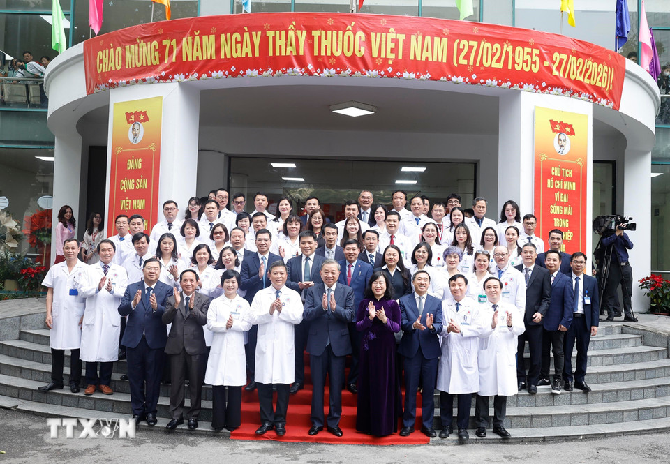 ẢNH: Tổng Bí thư thăm, chúc mừng cán bộ, bác sĩ, nhân viên y tế Bệnh viện Hữu Nghị- Ảnh 9.