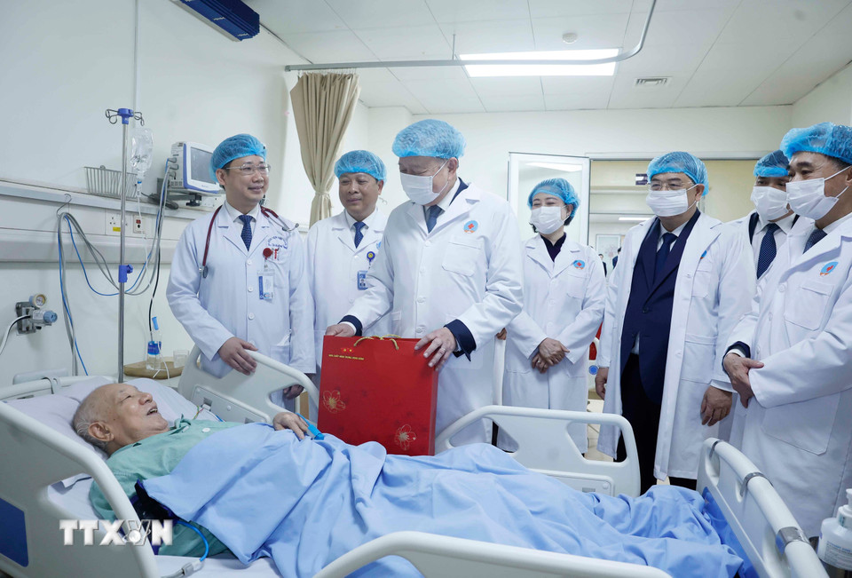 ẢNH: Tổng Bí thư thăm, chúc mừng cán bộ, bác sĩ, nhân viên y tế Bệnh viện Hữu Nghị- Ảnh 8.