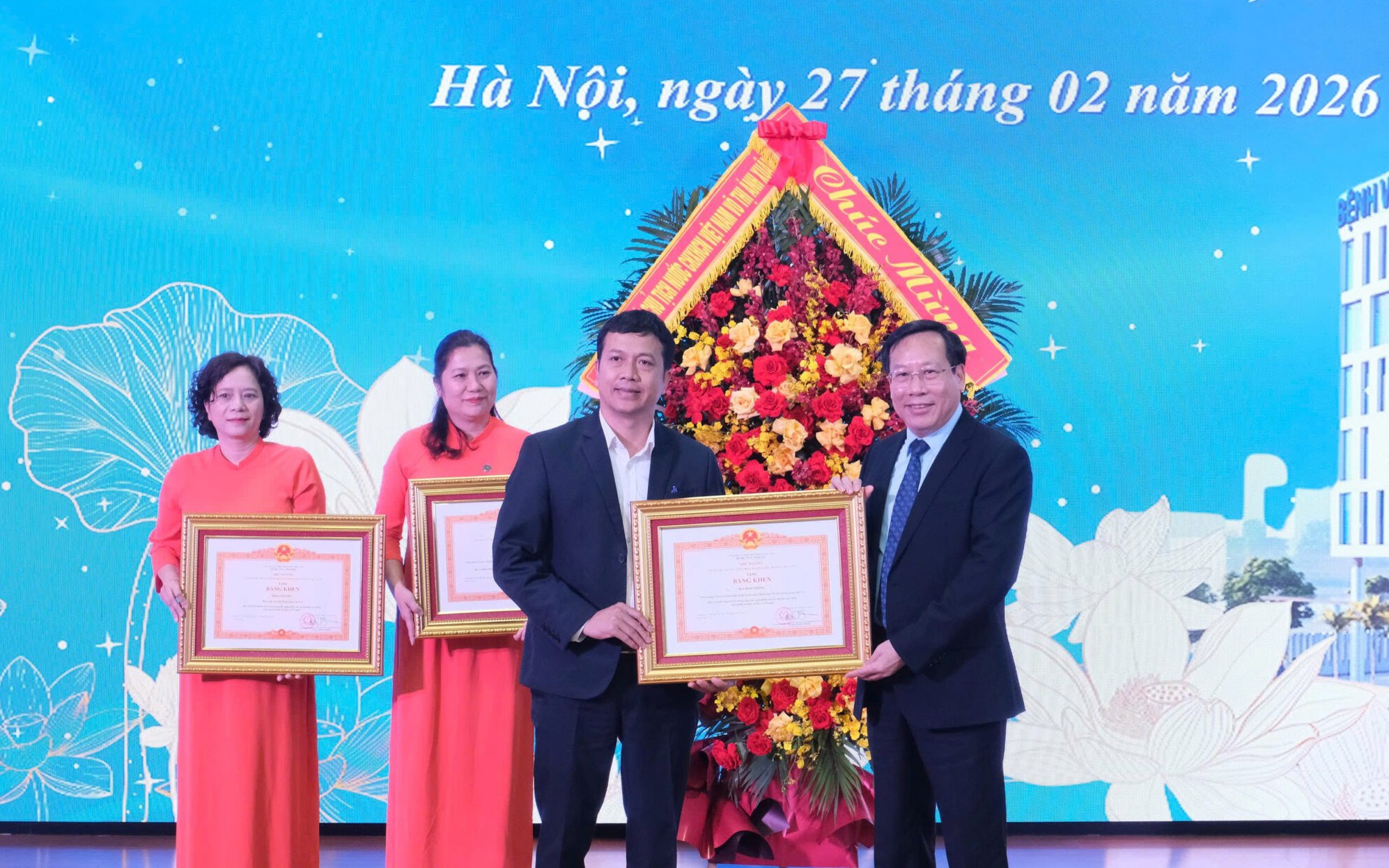 Thứ trưởng Bộ Y tế Đỗ Xuân Tuyên trao quyết định bổ nhiệm lại Giám đốc Bệnh viện Nội tiết Trung ương- Ảnh 5.