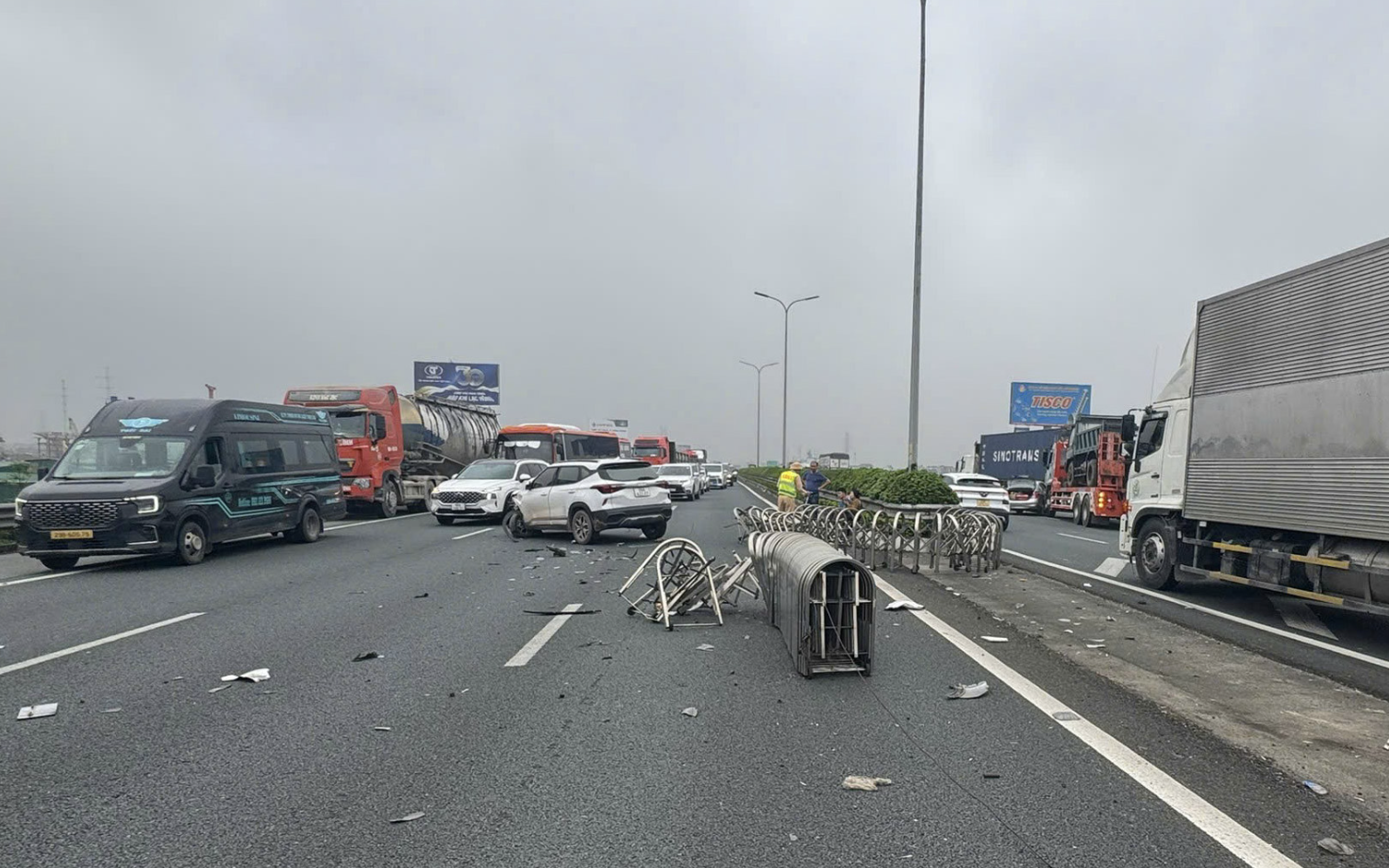 Hà Nội: Xe bán tải tạt đầu, 3 người trên xe máy ngã sát gầm xe tải- Ảnh 1.