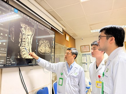 Việt kiều Anh trở về nước điều trị thành công hẹp ống sống cổ nặng, thoát nguy cơ liệt- Ảnh 1.