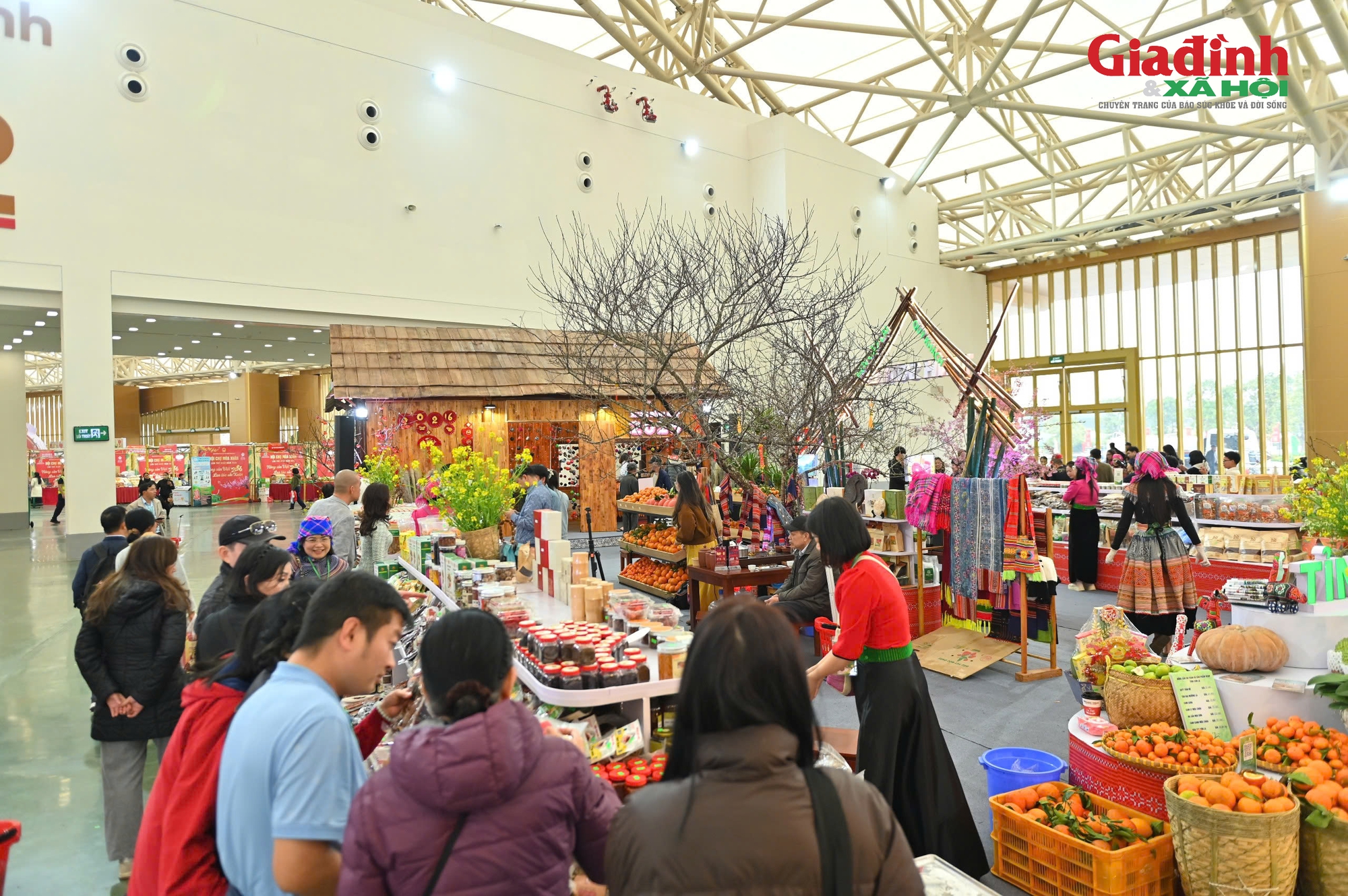 Khám phá không gian Hội chợ Mùa Xuân lần thứ nhất năm 2026, nhiều đặc sản địa phương hút khách- Ảnh 4.