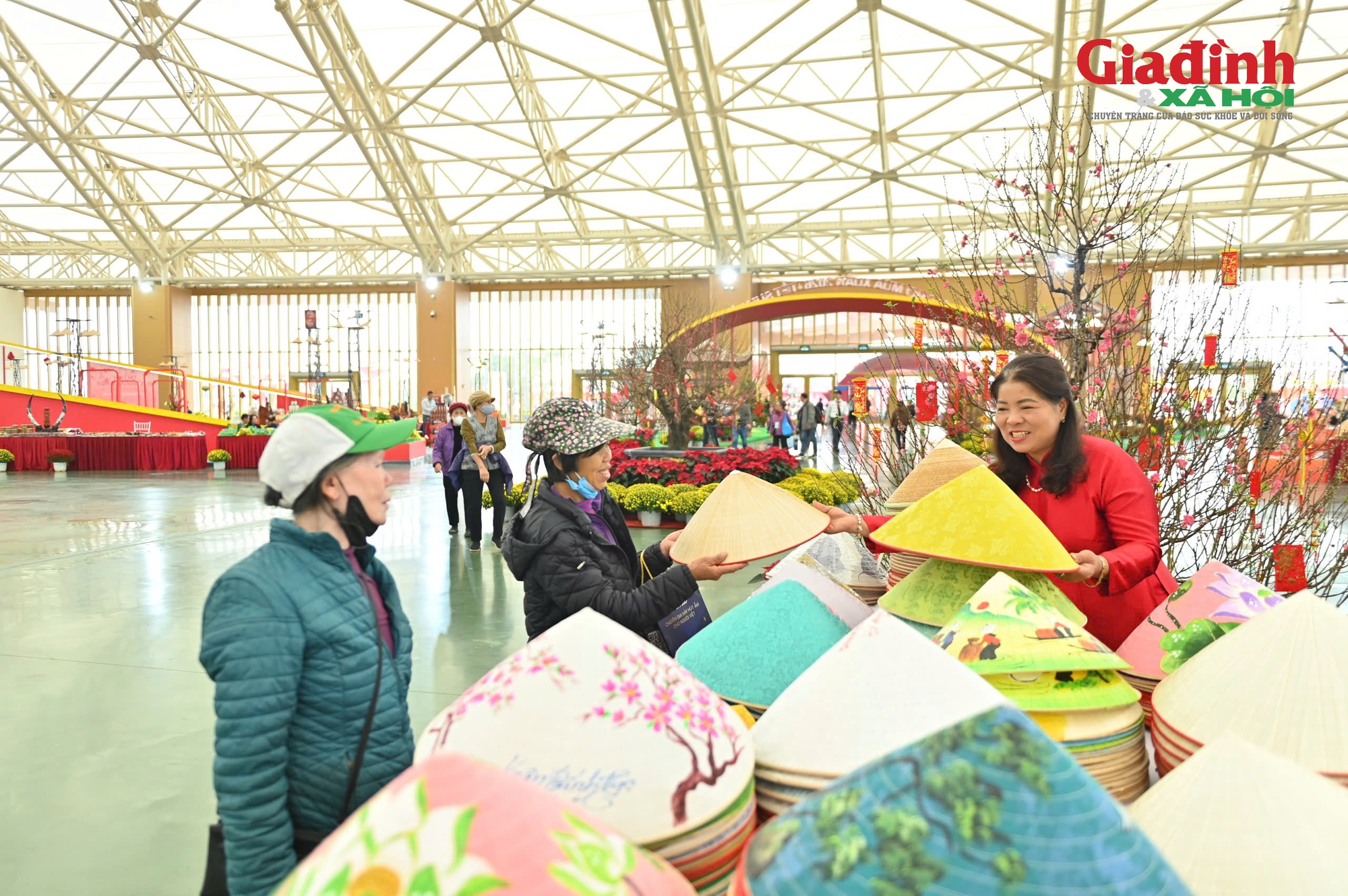 Khám phá không gian Hội chợ Mùa Xuân lần thứ nhất năm 2026, nhiều đặc sản địa phương hút khách- Ảnh 3.