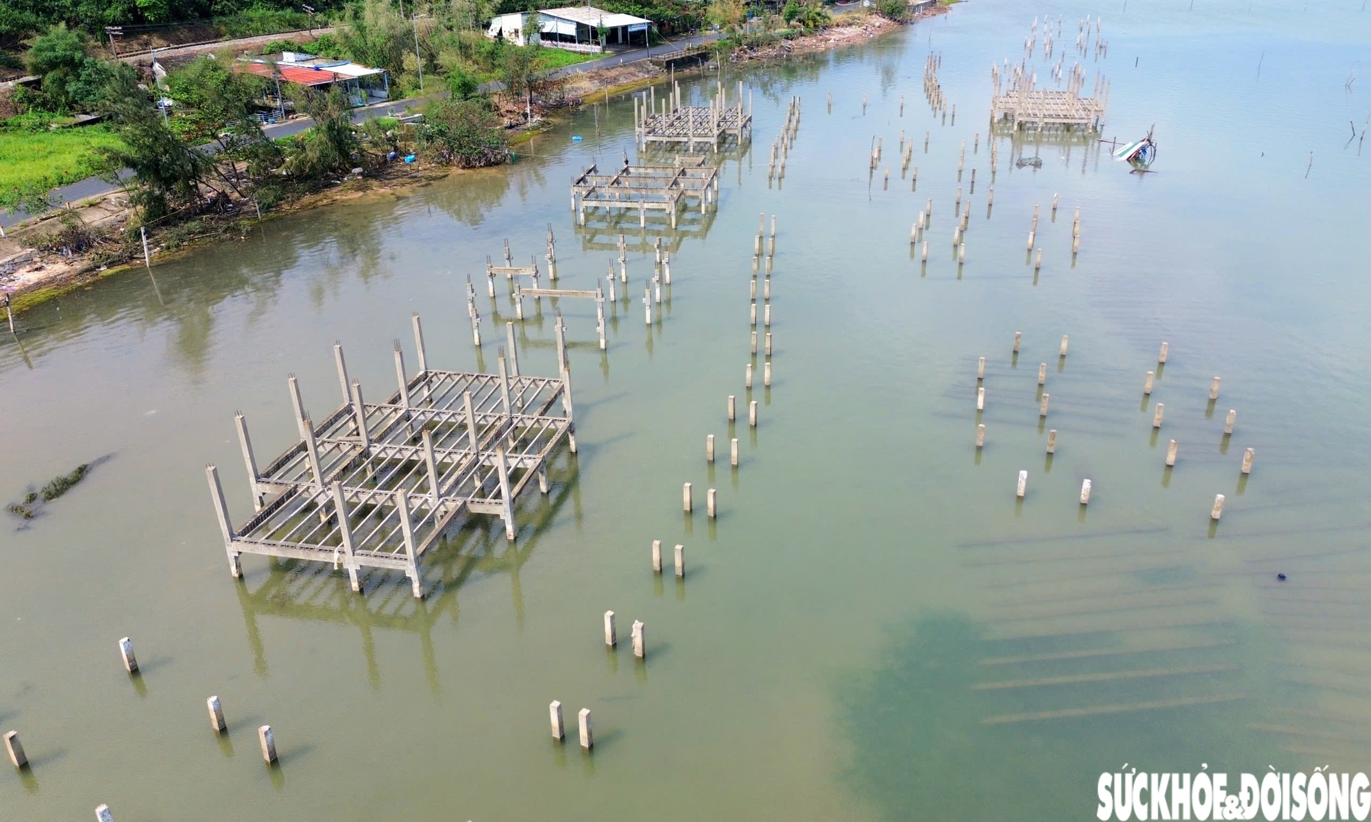 'Ma trận' cọc bê tông giữa 'tuyệt tình cốc' xứ Huế- Ảnh 2.