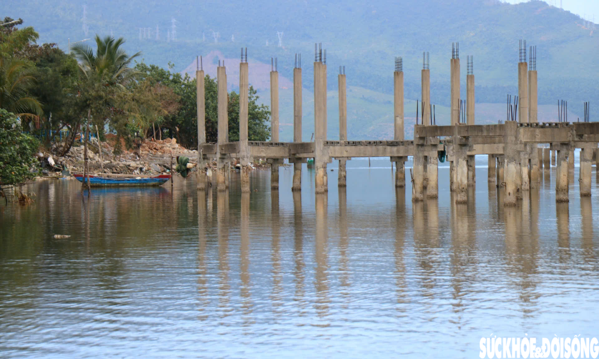 'Ma trận' cọc bê tông giữa 'tuyệt tình cốc' xứ Huế- Ảnh 6.