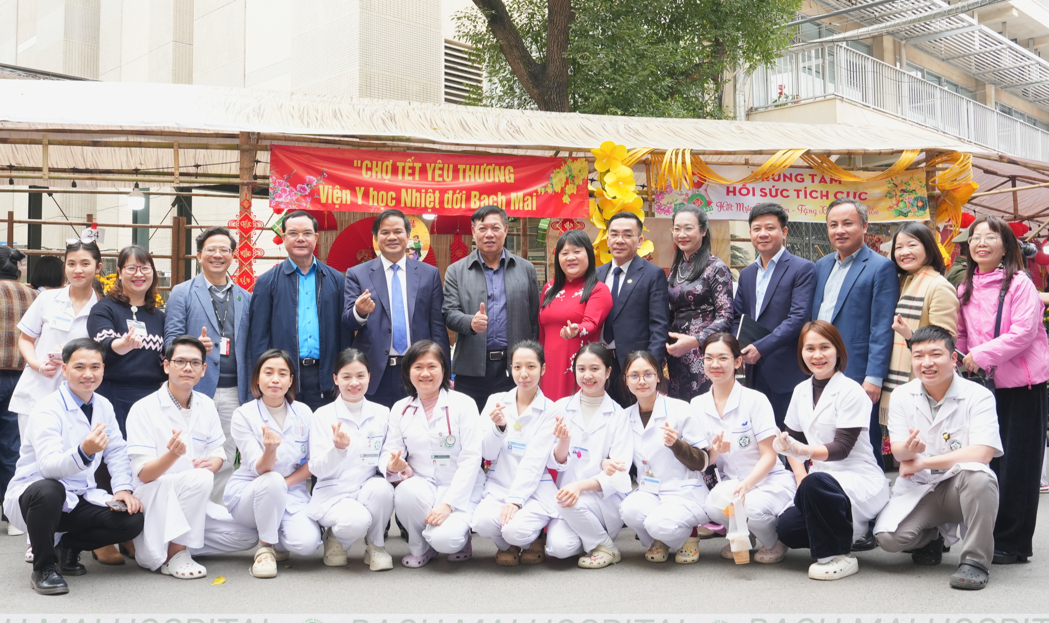 "Chợ Tết yêu thương" mang sẻ chia, ấm áp đến với người bệnh những ngày cận Tết- Ảnh 5. "Chợ Tết yêu thương" mang sẻ chia, ấm áp đến với người bệnh những ngày cận Tết- Ảnh 5.