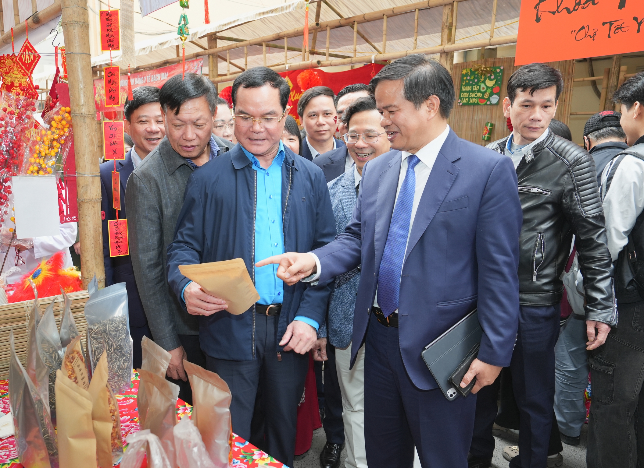 "Chợ Tết yêu thương" mang sẻ chia, ấm áp đến với người bệnh những ngày cận Tết- Ảnh 3. "Chợ Tết yêu thương" mang sẻ chia, ấm áp đến với người bệnh những ngày cận Tết- Ảnh 3.