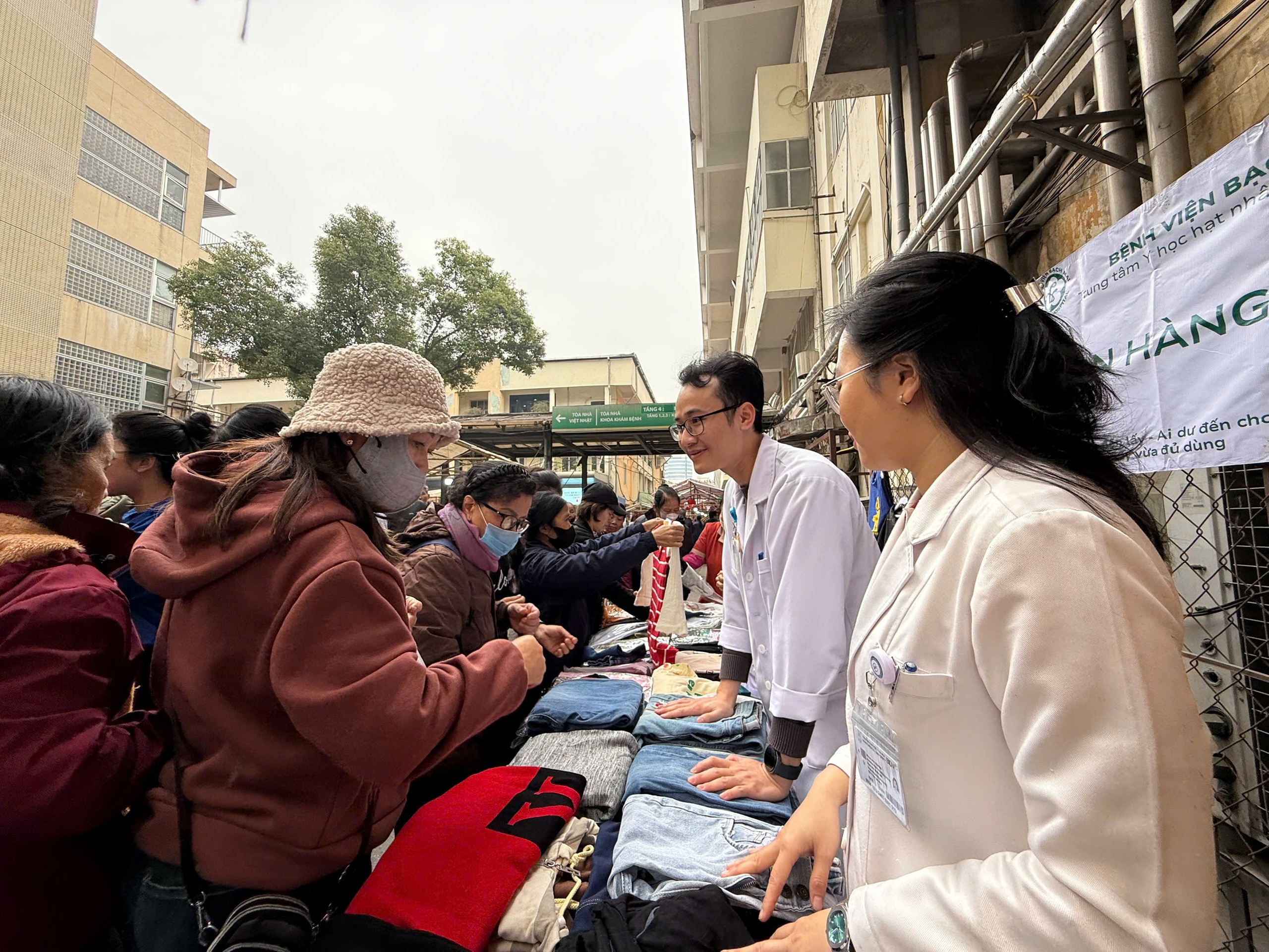 "Chợ Tết yêu thương" mang sẻ chia, ấm áp đến với người bệnh những ngày cận Tết- Ảnh 4. "Chợ Tết yêu thương" mang sẻ chia, ấm áp đến với người bệnh những ngày cận Tết- Ảnh 4.