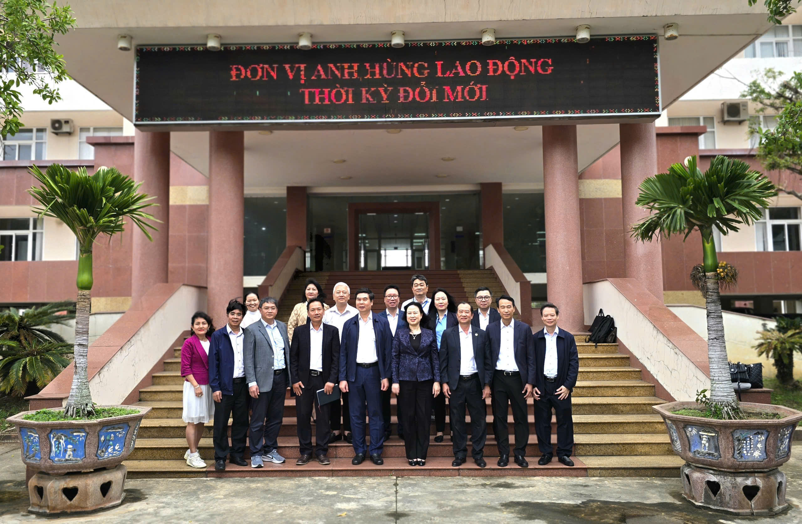 Bộ trưởng Bộ Y tế Đào Hồng Lan chúc Tết Viện Sốt rét - Ký sinh trùng - Côn trùng Quy Nhơn- Ảnh 5. Bộ trưởng Bộ Y tế Đào Hồng Lan chúc Tết Viện Sốt rét - Ký sinh trùng - Côn trùng Quy Nhơn- Ảnh 5.