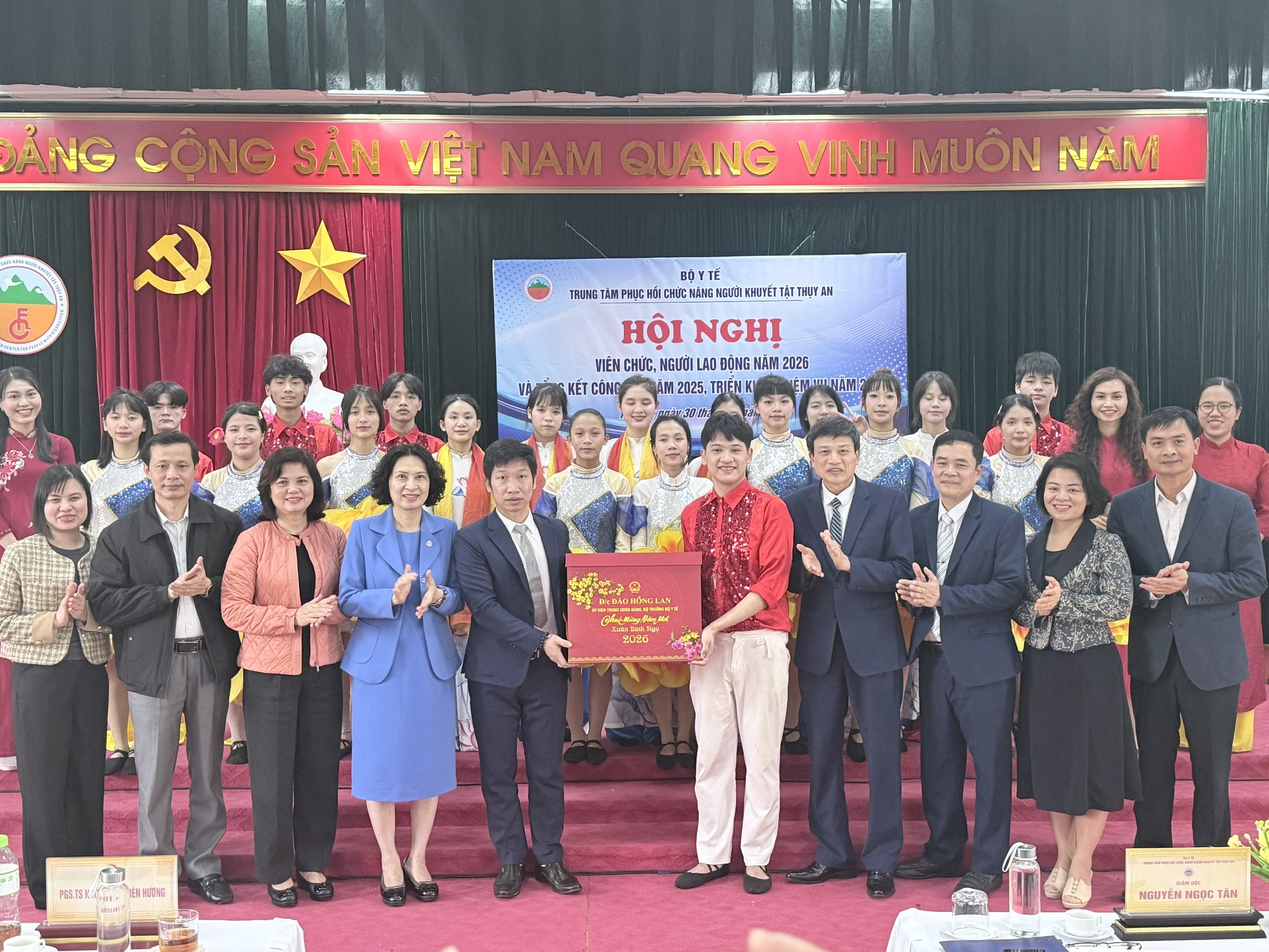 Thứ trưởng Bộ Y tế thăm, chúc Tết tại Trung tâm Phục hồi chức năng người khuyết tật Thụy An- Ảnh 1.