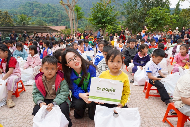 Dược phẩm STARMED đồng hành cùng Báo Sức khỏe và Đời sống mang yêu thương đến với trẻ em vùng cao Nghệ An- Ảnh 4.