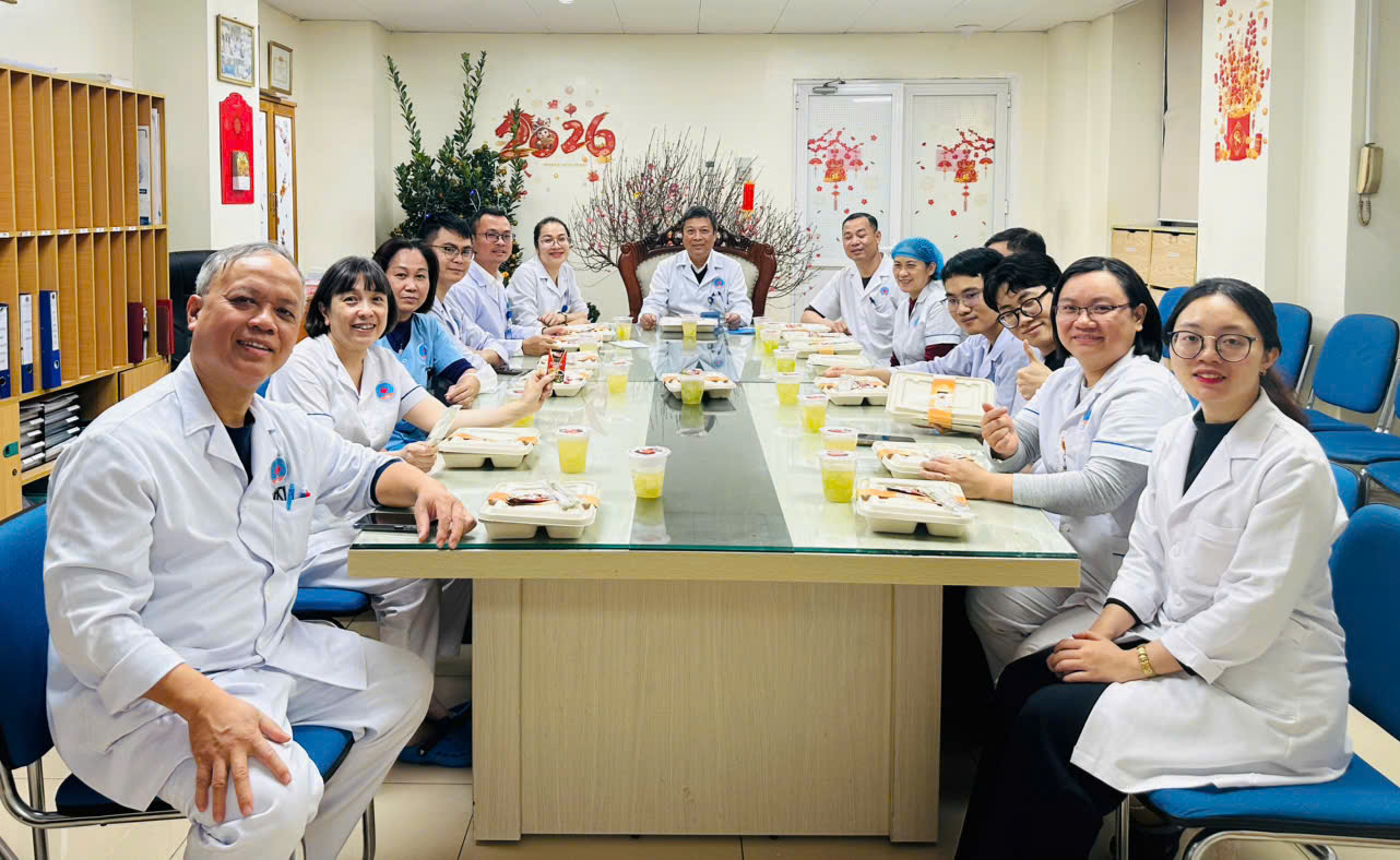 Hàng nghìn suất ăn công đoàn ấm áp trong bệnh viện- Ảnh 1.