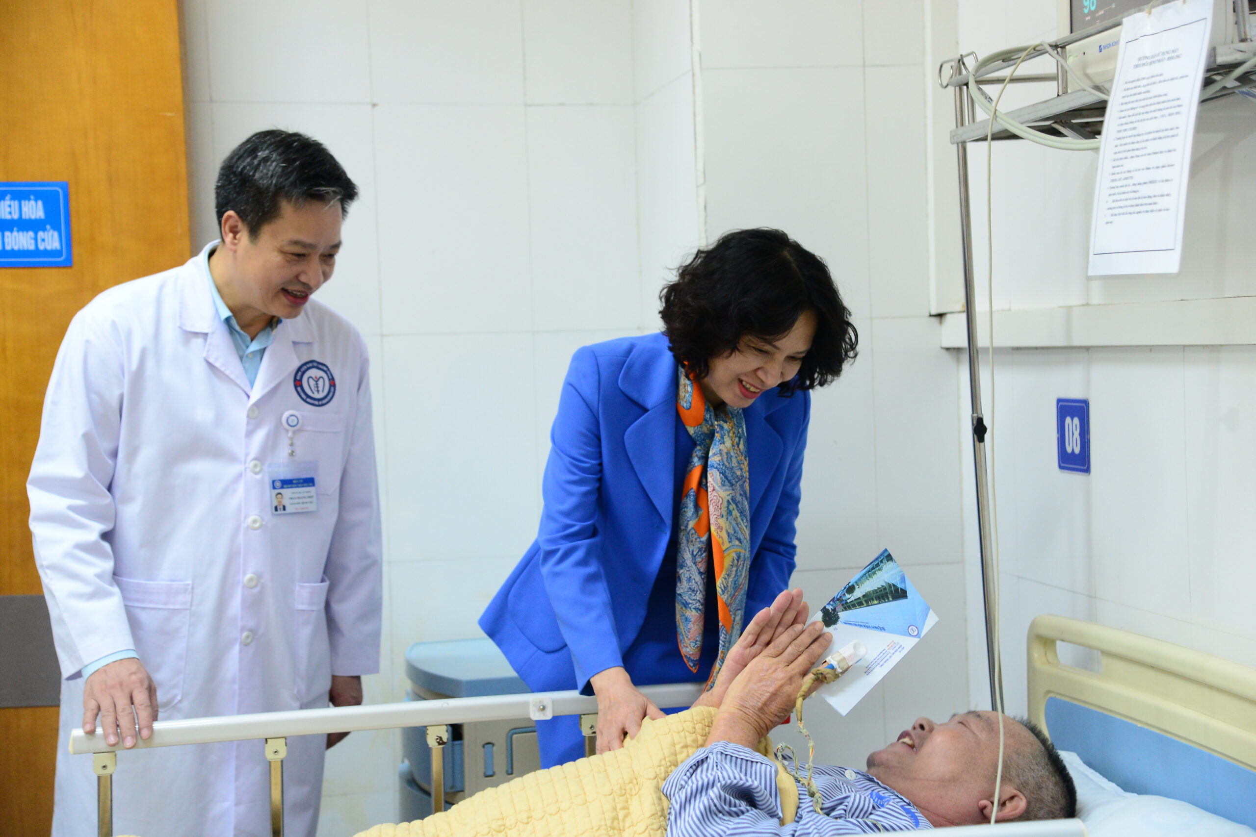 Thứ trưởng Nguyễn Thị Liên Hương thăm, chúc Tết y bác sĩ Bệnh viện Nội tiết Trung ương- Ảnh 2.