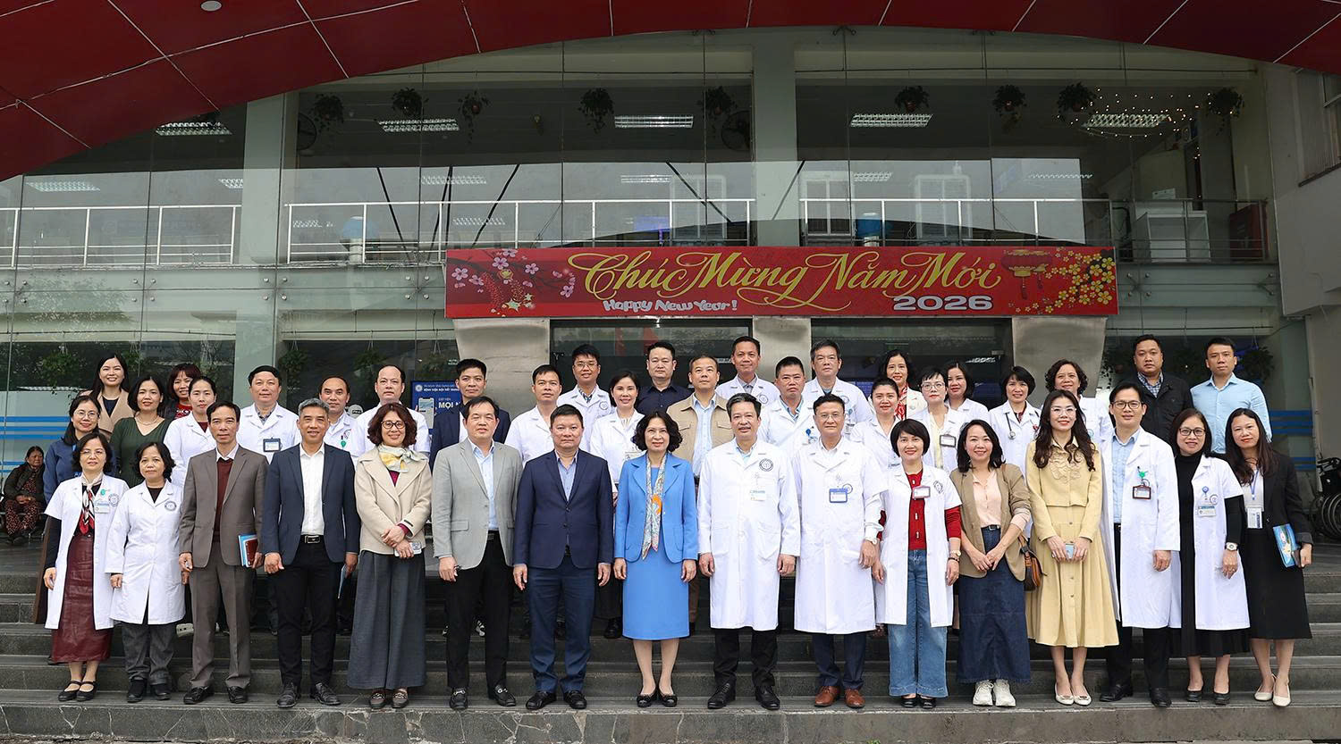 Thứ trưởng Nguyễn Thị Liên Hương thăm, chúc Tết y bác sĩ Bệnh viện Nội tiết Trung ương- Ảnh 5.