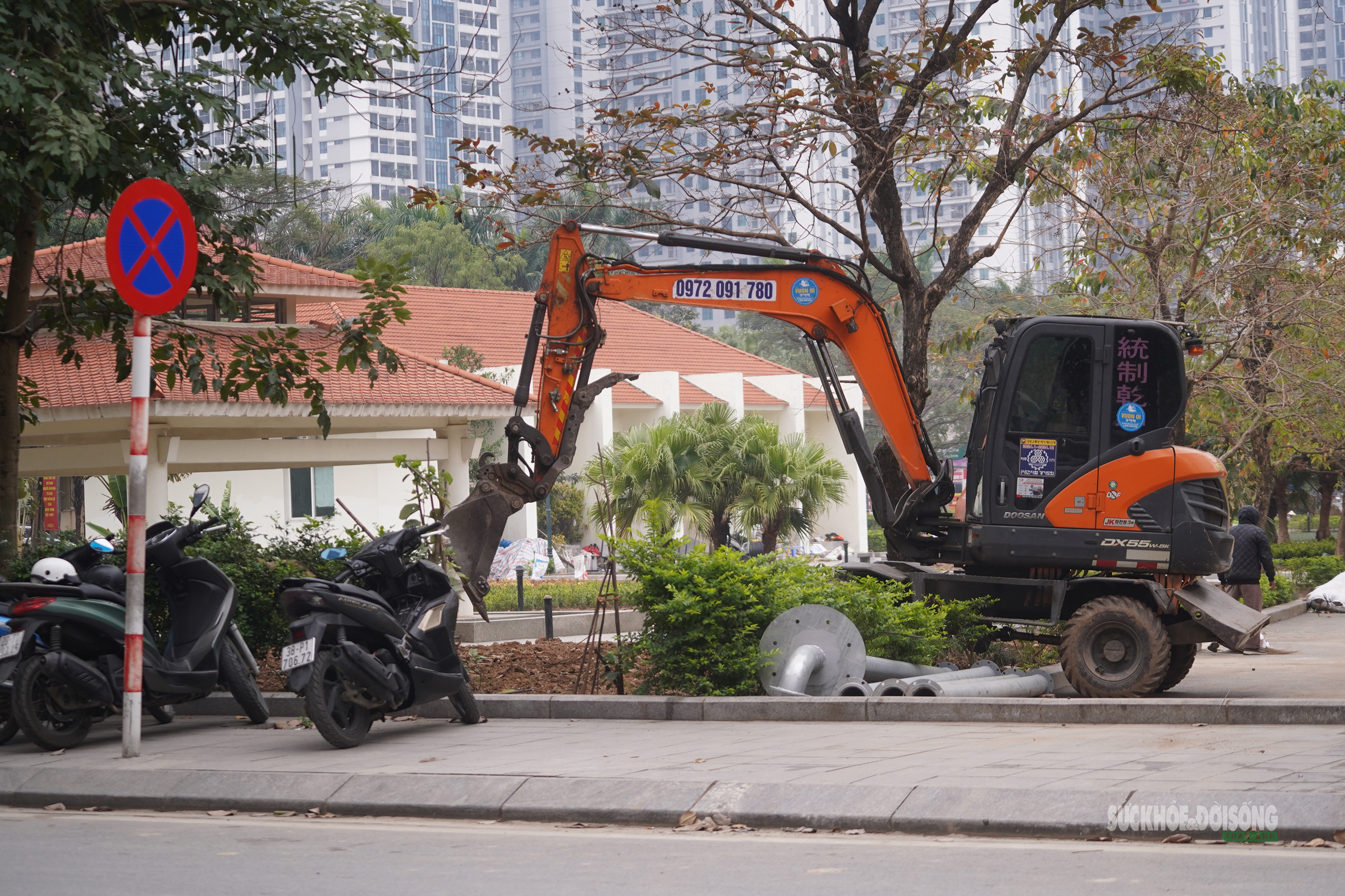 'Thay áo mới' cho công viên hồ điều hòa Mai Dịch dịp cận Tết- Ảnh 8.