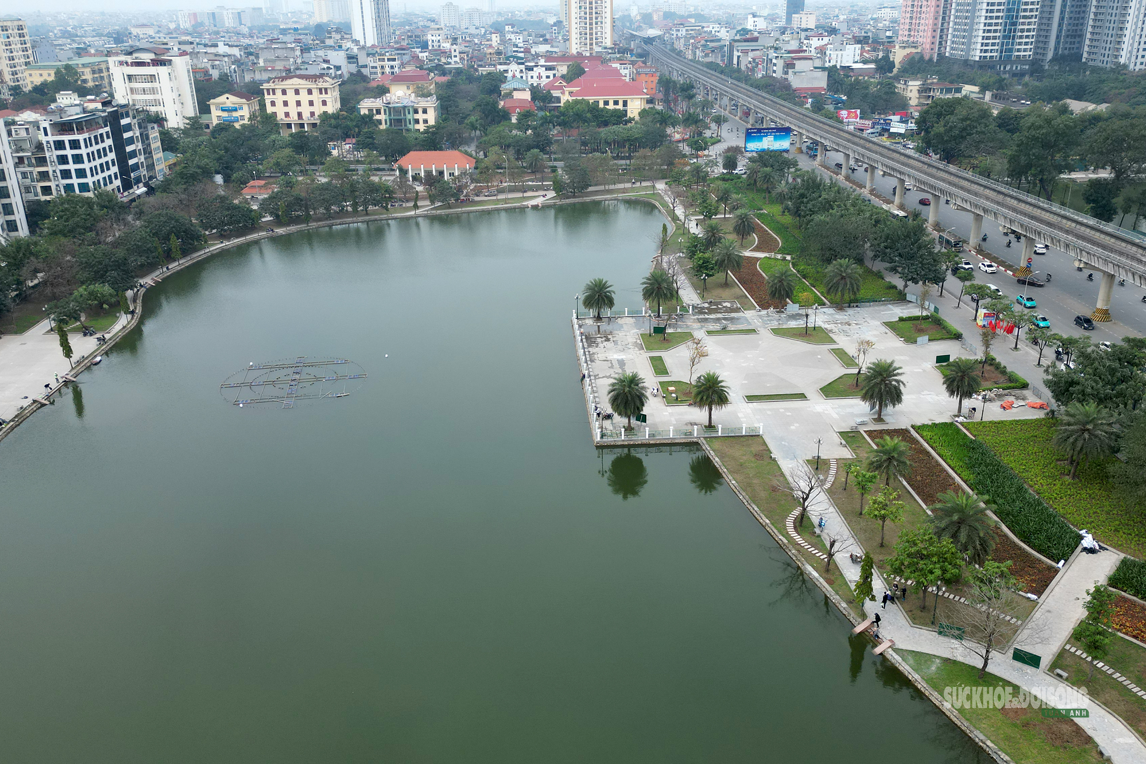 'Thay áo mới' cho công viên hồ điều hòa Mai Dịch dịp cận Tết- Ảnh 3.