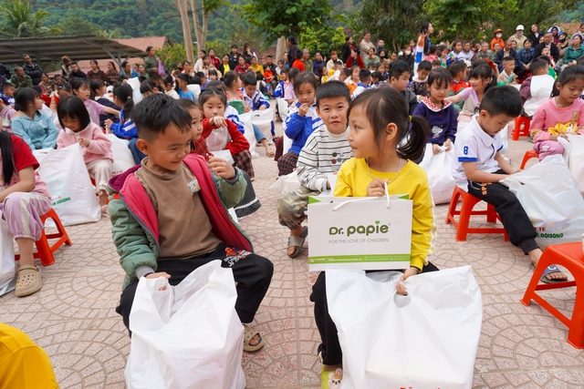 Dược phẩm STARMED đồng hành cùng Báo Sức khỏe và Đời sống mang yêu thương đến với trẻ em vùng cao Nghệ An- Ảnh 3.