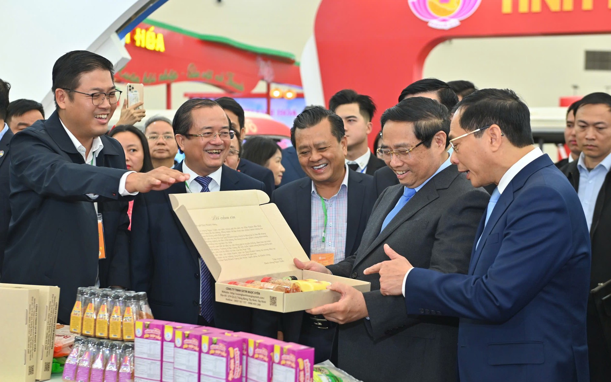 Hoành tráng Lễ bế mạc Hội chợ Mùa Xuân 2026- Ảnh 1. Thủ tướng yêu cầu đẩy mạnh quảng bá sản phẩm, thương hiệu địa phương tại Hội chợ Mùa Xuân 2026