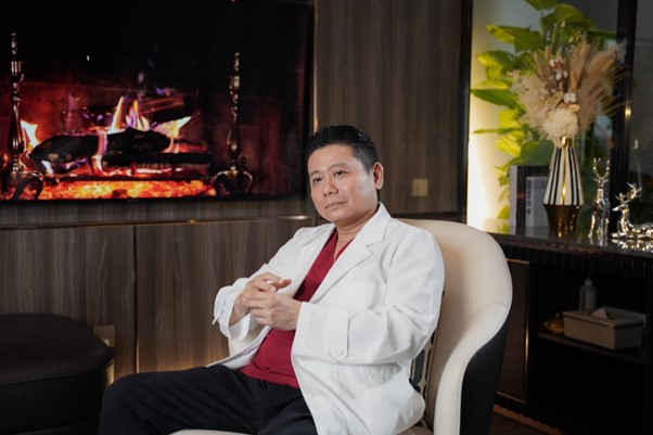 Chân dung Bác sĩ Ngô Mộng Hùng: Người đứng sau hàng nghìn ca tạo hình thành công- Ảnh 1.