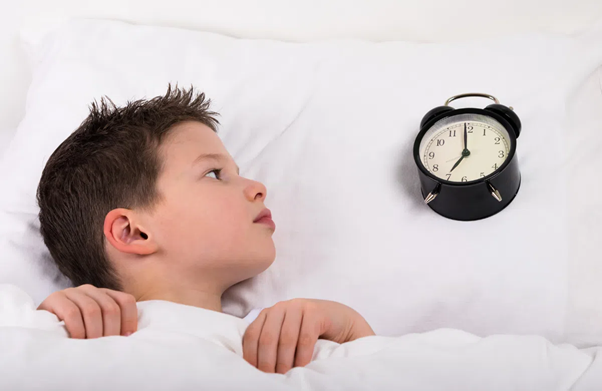 Trẻ khó ngủ, mất ngủ do tăng động: Dấu hiệu không nên bỏ qua- Ảnh 1.