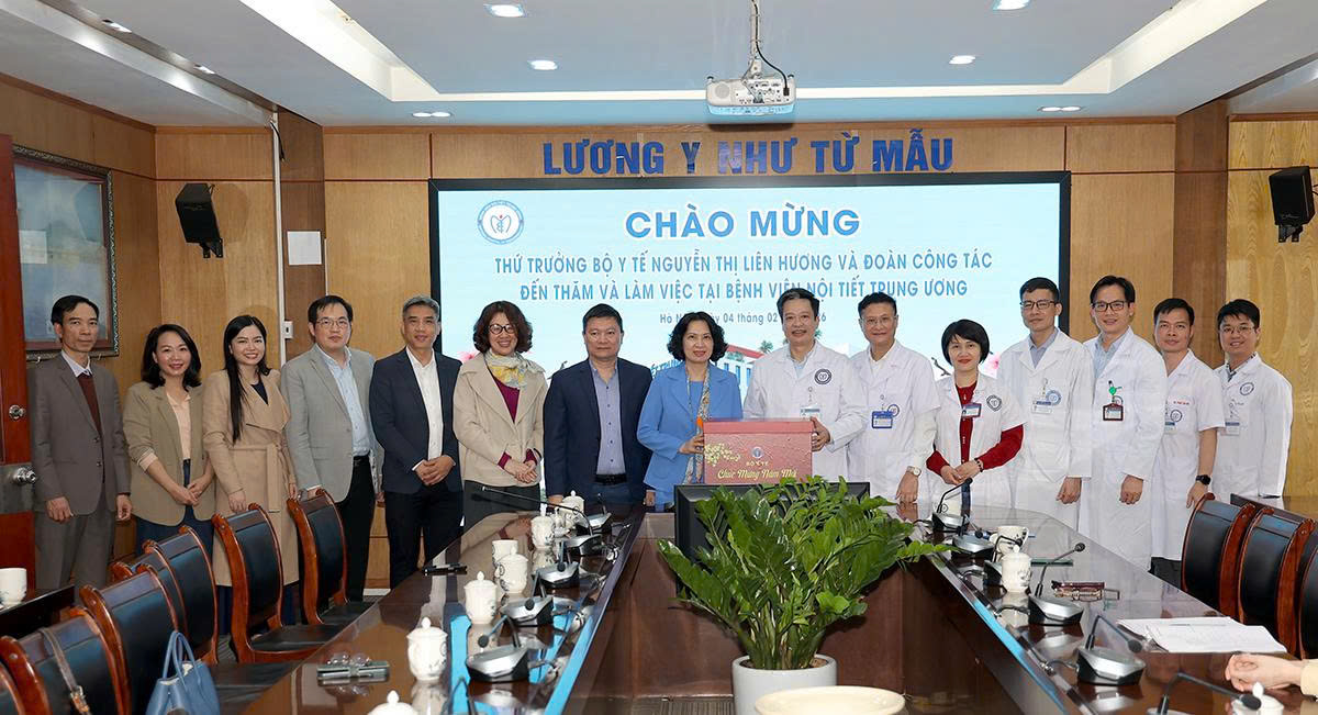 Thứ trưởng Nguyễn Thị Liên Hương thăm, chúc Tết y bác sĩ Bệnh viện Nội tiết Trung ương- Ảnh 4.