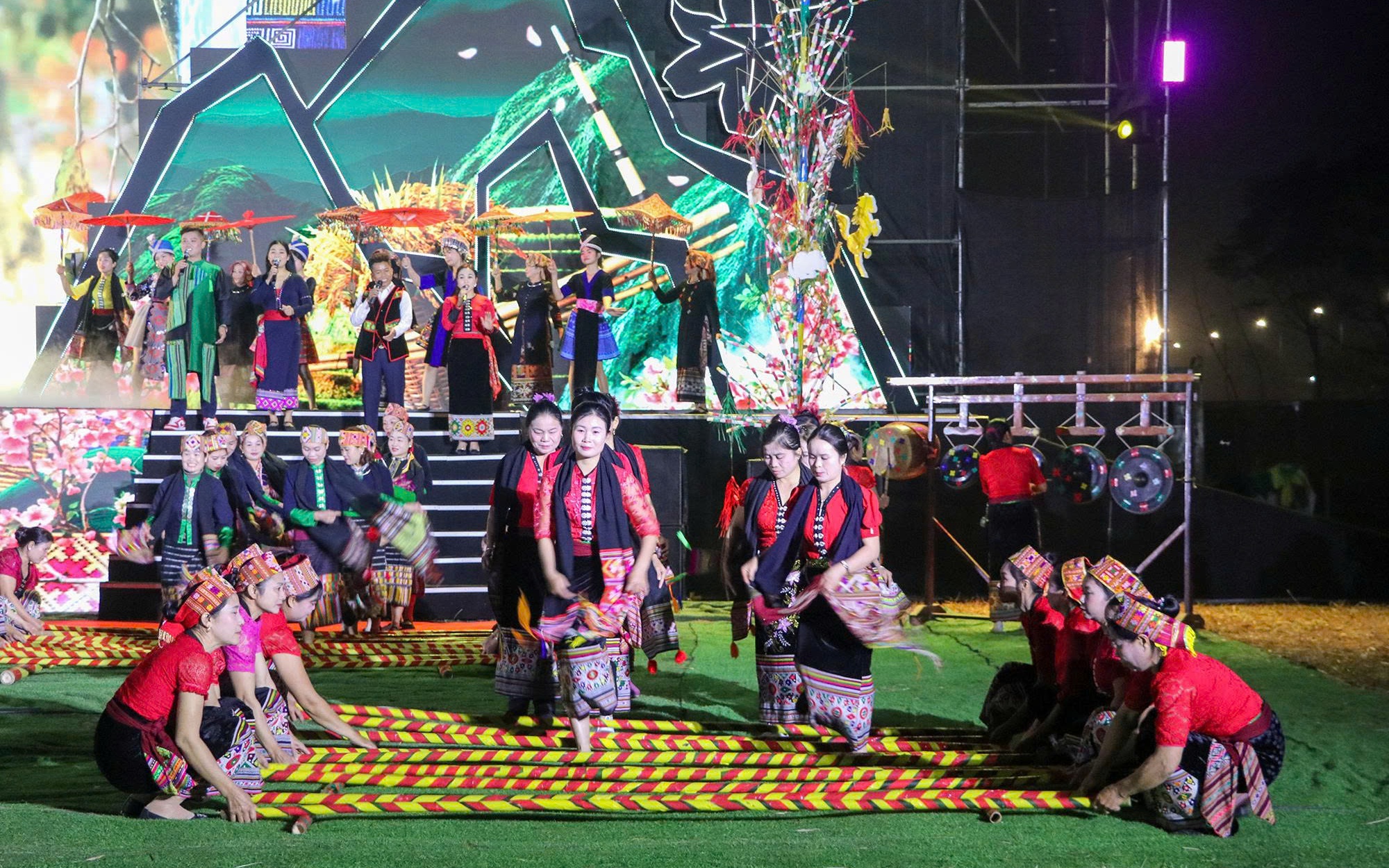 Ngành Y tế Nghệ An khám bệnh, trao quà Tết cho người dân khó khăn- Ảnh 12.