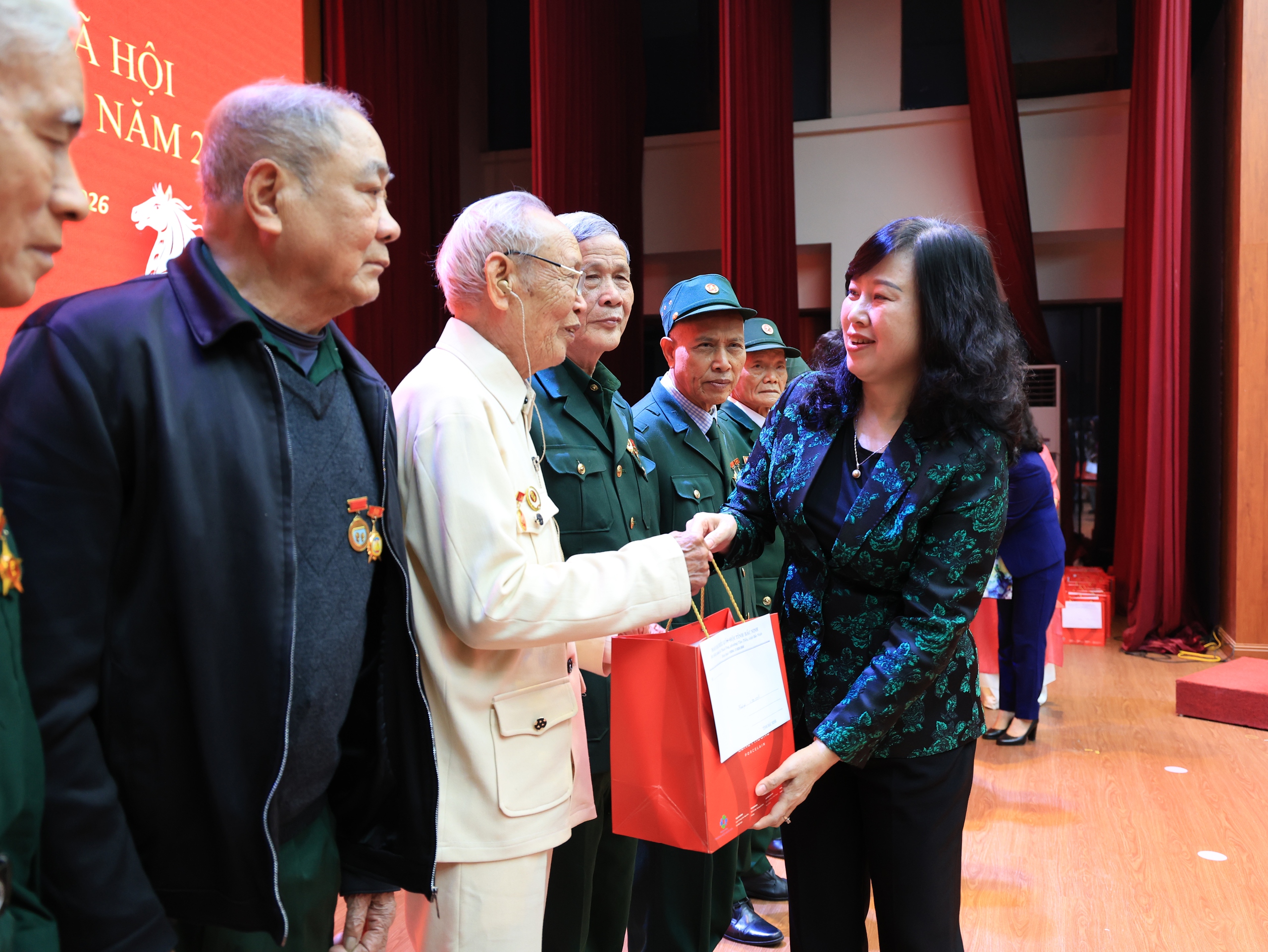 Bộ trưởng Đào Hồng Lan cùng Đoàn ĐBQH Bắc Ninh trao quà tặng các đối tượng chính sách - xã hội- Ảnh 3.